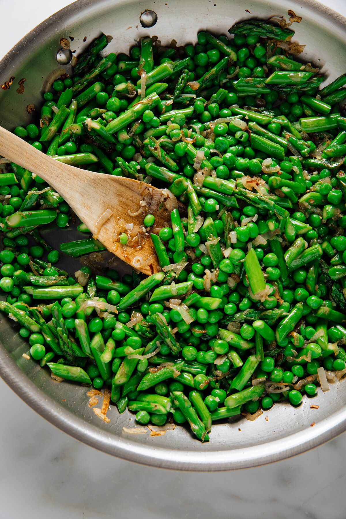cooked peas, asparagus and shallot