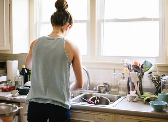 Kate dishwashing