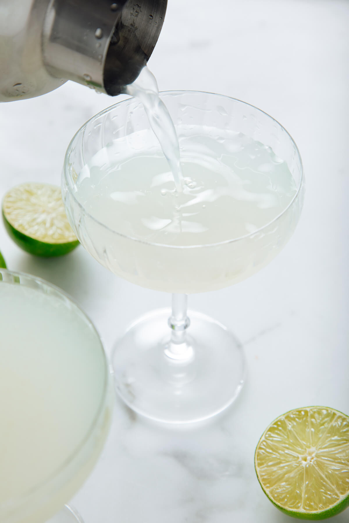 pouring a gimlet